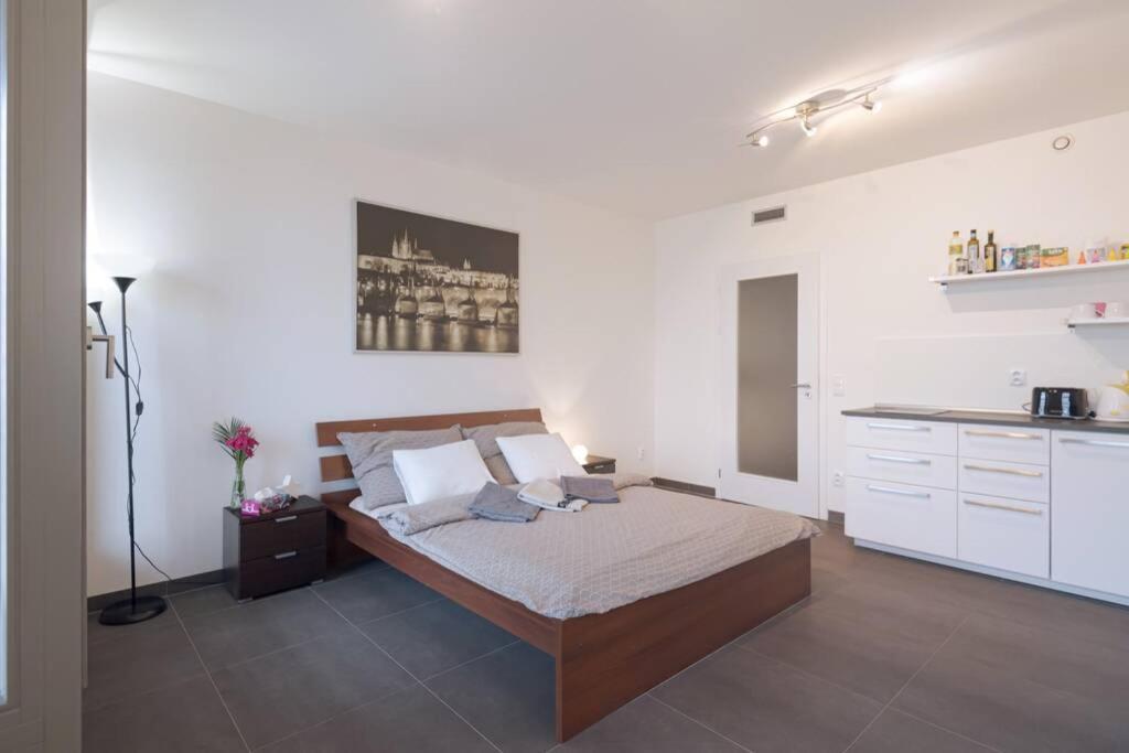 Bright Studio, 10min To The Centre, Free Parking Апартаменты